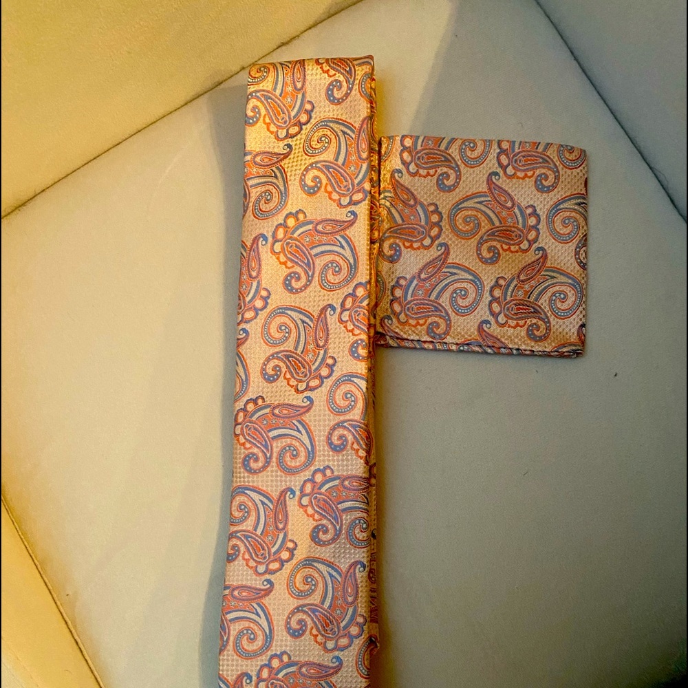 Traditional Tie paisley print with handkerchief